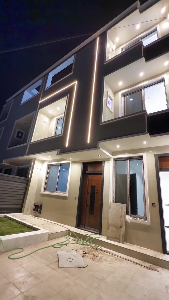 مشتمل للبيع 🏠 المساحة 50 متر، الواجهة 8:30. مقابيل تشجير 🌳 رصيف 5 متر. بيت كلش حلو وشغل درجة أولى ✨ حي الجهاد، الديوان. المخابرات: *********** 📞
