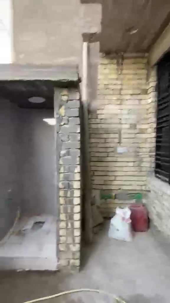 بيت للاجار في شهداء سيديه
طابق الاول حمام كامل ومطبخ وصاله وغرفه وحمام خارجي
طابق ثاني لا يحتوي عل كهرباء وبي مطبخ صاله وغرفه وحمام غير كامل 
ايجاره ٥٠٠ الف قفل بدون دلاليه 
للاتصال ***********
