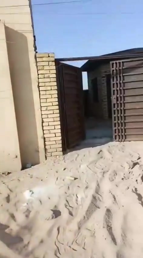 سلام عليكم بيت البيع
200متر زراعي على شارع تبليط واصل ماء وكهرباء للبيت عدد الغرف 2
صالة 
صحيات داخلي 
مطبخ
ديوانية مع صحيات 
كراج سيارة 
هيكل مع الابواب والشبابيك كامل والجام الشبابيك 
السعر 65 وبيه مجال 
***********
