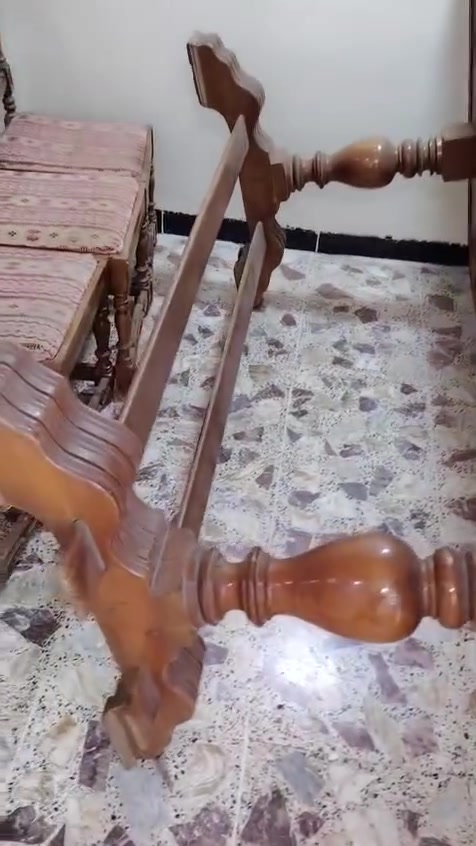 ميز طعام أنتيكه خشب صاج الأولي عدد 8 كراسي ونظيف
الكراسي فقط تحتاج دوشمه سعره 350الف وبي مجال بسيط للشراي / المكان بغداد/التاجي 
***********
