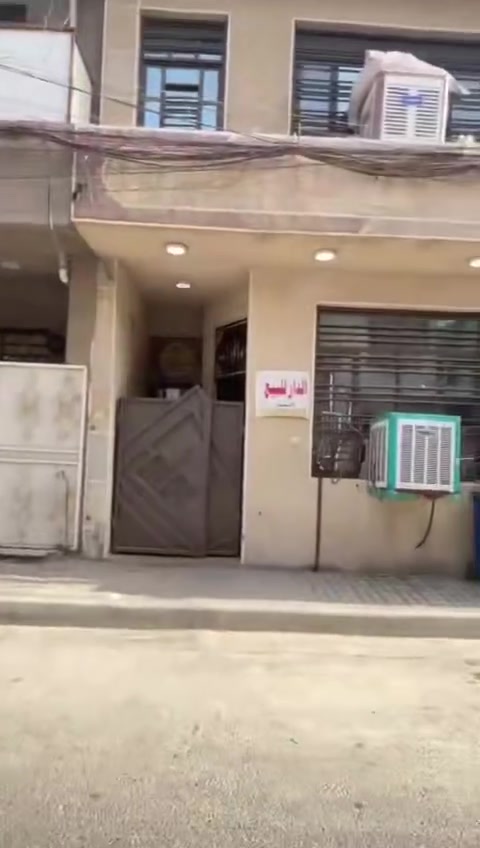 سلام عليكم بيت للبيع ٥٠متر زراعي سند 25 كامل خدمات مي ومجاري كهرباء تبليط طابقين ونص طابق لأول استقبال ومطبخ حمام ومنور وطرمه وطابق ثاني غرفتين وحمام وثالث غرفه وحمام وسطح بناء جديد شعب حي المصطفى ب٨٥ وبي مجال استفسار *********** بي واتساب
