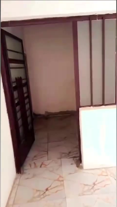 بيت الايجار مساحه 200متر العنوان جسر ديالى الاستفسار الاتصال على الرقم ***********
