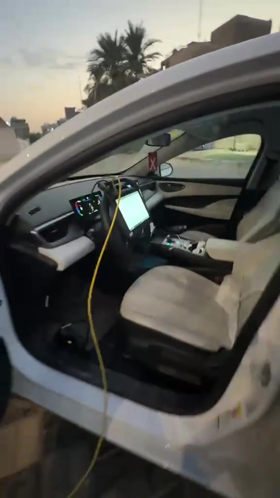 السلام عليكم إخوتي ملاك سيارات BYD ❤️🤝
بفضل الله وصل جهاز الوكالة الرسمي من شركة BYD لتشخيص وبرمجة وتحديث أنظمة سيارات BYD.

⚠️ انتبهوا للفرق!
هاذه مايخص تحديث الشاشه 
هاذه يخص تحديث عقول السياره
يعني ماله علاقه بتحديث الشاشه الوسطيه

الجهاز مخصص لتحديث وبرمجة وحدات التحكم الإلكترونية ECU في السيارة، حسب الموديل وإصدار النظام والتحديثات المتوفرة رسمياً.

ومن الأنظمة التي راح يفحصها وتحديثها عند توفر تحديث رسمي:

🔹 عقل السيارة الرئيسي VCU
🔹 عقول المحرك ونظام الدفع
🔹 عقل البطارية BMS
🔹 نظام الشحن OBC
🔹 نظام تحويل الطاقة DC-DC
🔹 أنظمة الفرامل ABS / ESC
🔹 نظام الدركسون الكهربائي EPS
🔹 أنظمة الوسائد الهوائية والسلامة SRS
🔹 أنظمة الرادارات والكاميرات وADAS
🔹 أنظمة التبريد وإدارة الحرارة
🔹 أنظمة الكهرباء والـBCM
🔹 وحدات الاتصال بين أنظمة السيارة Gateway
🔹 وغيرها من الوحدات حسب نوع وتجهيز السيارة

شنو الفائدة من تحديث العقول؟ 🚘⚡

حسب التحديث المتوفر للسيارة، راح يساعد على:
✅ تحسين إدارة استهلاك الوقود
✅ تحسين إدارة واستهلاك طاقة البطارية
✅ تحسين استجابة وأداء منظومة الدفع
✅ معالجة بعض مشاكل أو أصوات التشغيل المرتبطة بالبرمجة
✅ تحسين إدارة الطاقة الكهربائية في سيارات الهايبرد
✅ تحسين التواصل والاتصال بين وحدات السيارة
✅ معالجة بعض الأخطاء البرمجية المسجلة من الشركة
✅ تحسين عمل بعض أنظمة السلامة والمساعدة على القيادة
✅ تحسين إدارة الحرارة والتبريد في المكيف

 باختصار السيارة راح تصير تناسب اجواء العراق بصورة رسمية لان كل التحديثات التجي هية رسمية من الصين شركة BYD للعراق حصراً 
🇨🇳➡️🇮🇶

📩 للاستفسار عن سيارتك وتحديث أنظمتها، راسلونا خاص.
وان شاء الله بخدمتكم ❤️🤝

***********

https://chat.whatsapp.com/GG1MN6E5V107Fk7lor36g8?mode=gi_t
