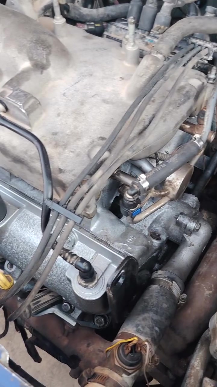 🔧🔥 تجفيت كامل لمحرك شفروليه إكونوكس 3400 GM 🔥🔧
موديلات 2007 – 2009

تم إنجاز تجفيت المحرك بالكامل داخل ورشة أنور سوزوكي وإكونوكس وعلى مراحل دقيقة:

🔹 تفكيك المحرك وفحص السلندر والكورات وعمود الكرنك.
🔹 غسل جميع أجزاء المحرك بالبخار المضغوط وإزالة الدهون والترسبات.
🔹 سنفرة وتنعيم وجه السلندر والتأكد من استقامته.
🔹 تجهيز الكورات: قص كرايم، تبديل البلاستك وتنظيف مجاري الزيت.
🔹 تبديل تخم رنكات STD وتخم بيرن بكن STD.
🔹 تبديل جبنة البكن ورأس عمود الكرنك.
🔹 تركيب تخم كازكيت أسبست سماكة 2 ملم.
🔹 تبديل واشرات الدكشن البارد والحار والهلالات الجانبية.
🔹 تبديل واشر التايمن كيس، كيس المحرك، قبق الولفات، كوع فلتر الدهن وبيت ولف الحماوة.
🔹 فحص وتنظيف منظومة التزييت والتبريد بالكامل.
🔹 صبغ السلندر والأنابيب الحديدية بصبغ حراري للحماية من الصدأ.
🔹 تجميع المحرك حسب القياسات والشدّات الصحيحة.
🔹 إضافة الدهن وسائل التبريد، ثم إجراء التشغيل الأول والفحص النهائي.

✅ تشغيل هادئ وصوت محرك صافي
✅ ضغط دهن وحرارة ضمن المستوى الطبيعي
✅ فحص التسريبات وقراءة بيانات المحرك بالجهاز
✅ شغل مرتب واهتمام بأدق التفاصيل

📍 ورشة أنور سوزوكي وإكونوكس
كربلاء – المنطقة الصناعية

🛠️ خبرة متخصصة بمحركات شفروليه إكونوكس 3400 ومحركات سوزوكي XL7 3600
