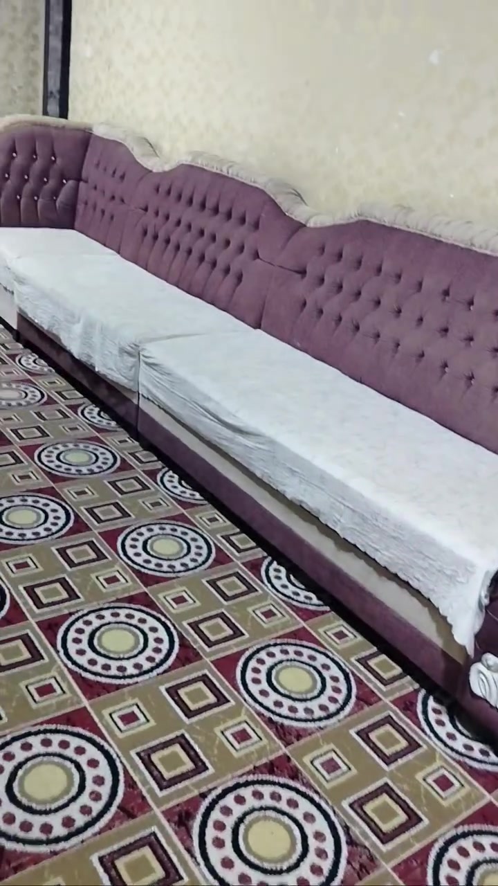 السلام عليكم جلسة نضيفه 12 متر 8 قطع 450 بعد قطعتين مامصوريهن جدد *********** واتساب
