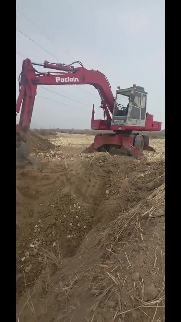 السلام عليكم حفاره بوكلن حجم ٧٥ موديل ٨٧ مكينه جاهزه كير محرك خير من الله جاهزه كهرباءيات كله شغال رقم نجف ألماني وياهه كيله وجك مونتبير السعر ١٠٠  مكانه بغداد جسر دياله الجديد (***********)
