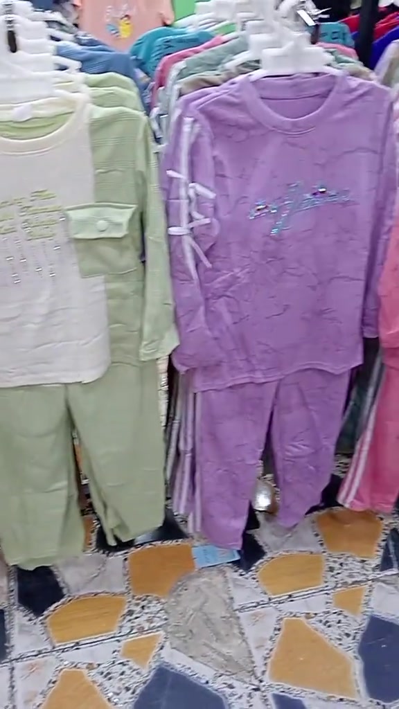 ملابس أطفال • للبيع