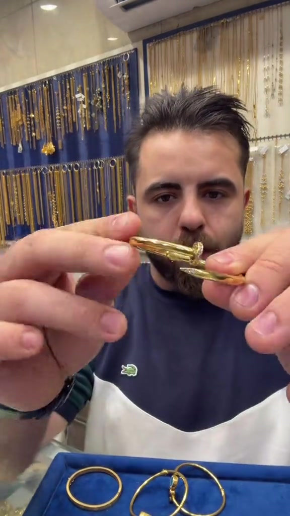 سوارثابته مستخدم صياغه ومجوهرات ألجبوري ألعنوان: ألكاظميه باب المراد داخل قيصيريه فندق ألاسدين👉🏻 *********** هاتف أوقات الدوام من 11 صباحاً الى 9 مساء يتوفر خدمه توصيل بغداد وجميع ألمحافظات الحجز مفتوح ع مدار 24 ساعه

نص مكتوب في الصور:
- أساور ثابته أجورهم 3 ألف