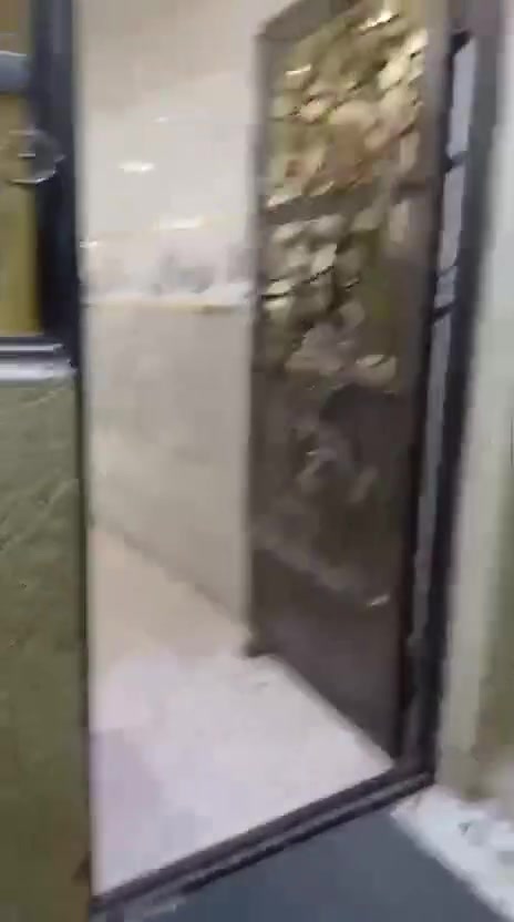 السلام عليكم بيت للبيع المساحه 145متر الواجهه6الاربع النزال 25طابق واحد يحتوي على استقبال ومطبخ وصاله وغرفة نوم وصحيات البيت كامل من كلشي ميحتاج اي شي السعر 110للاستفسار اتصل على الرقم الموجود *********** غير متواجد على الفيس
