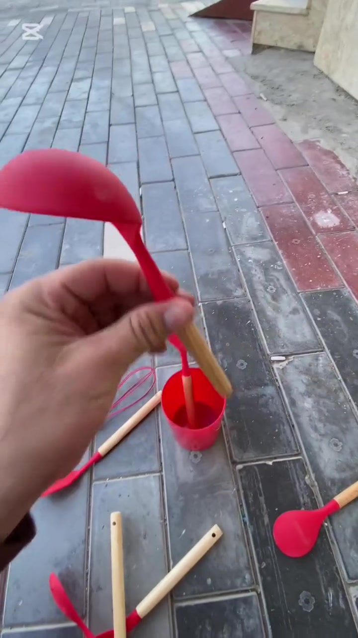 المميزات:
• مصنوع من سيليكون مخصص للاستخدام الغذائي 100%.

• خالي من BPA وغير سام وعديم الرائحة.

• يتحمل درجات حرارة من -40° إلى 230° مئوية.

• السيليكون الناعم ما يخدش القدور والمقالي ويحافظ عليها.

• مناسب للطبخ والتحريك والخبز والاستخدام اليومي.

• سهل التنظيف باستخدام إسفنجة ناعمة.

• مقابض خشبية مريحة للاستخدام.

• يحتوي على فتحات بالمقابض لسهولة التعليق والتخزين وتوفير المساحة.

• سطح السيليكون يقلل صوت احتكاك الأدوات بالأواني أثناء الطبخ.

• يأتي بعدة أدوات لتغطية مختلف احتياجات المطبخ.

11 قطعه بس ب 15الف التواصل ***********
