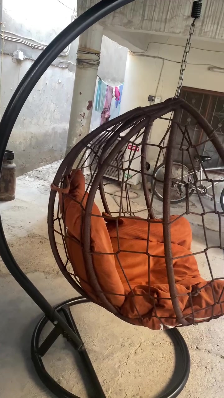 مرجوحه للبيع. بي ضرر بسيط يحتاج لحيم موضحته بصوره. مكان بغداد حي العامل. سعر٤٠ الف.  ونضيفه هي بس هذا ضرر يحتاجله لحيم.  رقم ***********
