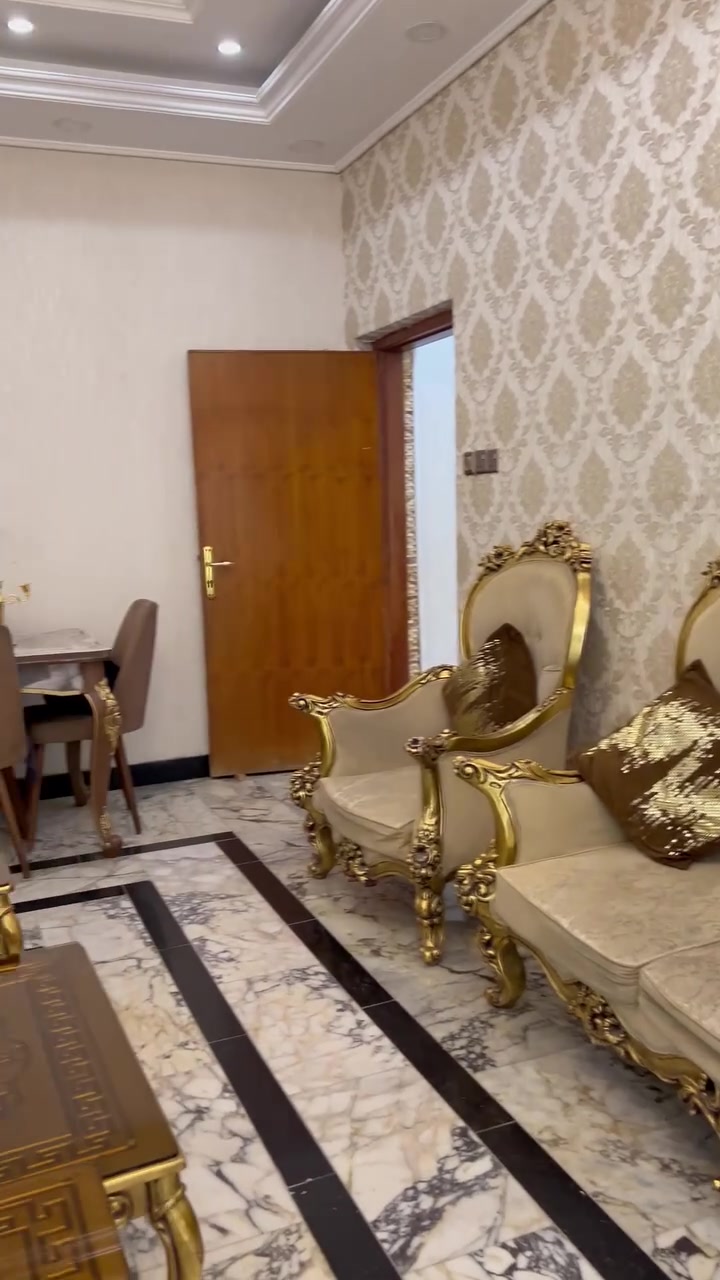 طخم ملكي زان يتكون من ثنين كبار " 3 نفرات " واربعة كرسي " نفر " وثنين كراسي " نفر " مع ثلاث طبلات زجاج مع الطخم 

الطخم مستعمل بس بحاله نظيفة يرادلهه تنظيف شوي واسفنج شوي 

مكاني البصرة 
رقمي : ***********
السعر : 1200000 " مليون وميتين " وبي مجال للشراي
