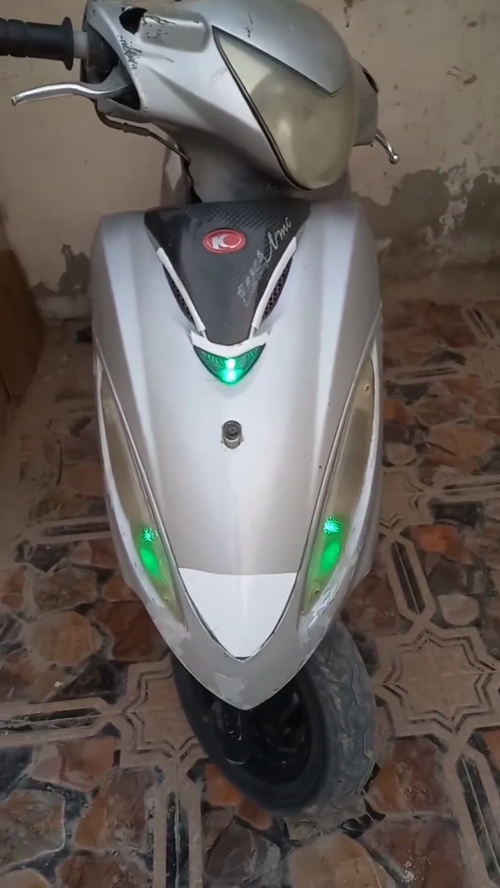 السلام عليكم شباب ما تشتري لا تواعد جذب..
دراجه حلوه ونضيفه جي فور ياباني جاهزة من كلشي نگره سلف كهربائيات كلها شغاله يعني بس شغل وطلع السعر 350 وبيها مجال قليل مكان قلعه سكر وهذه رقمي***********
