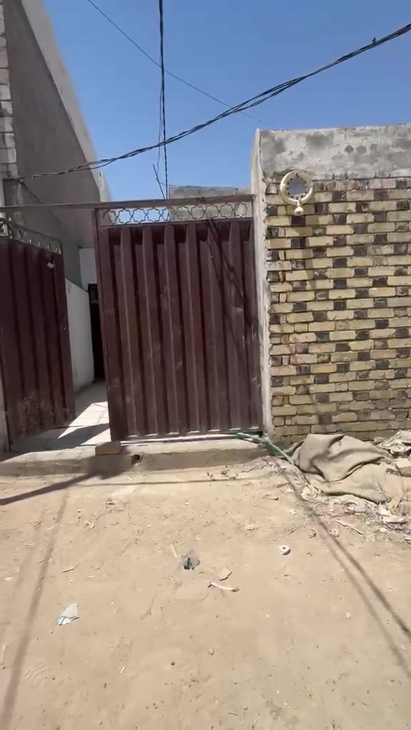 السلام عليكم بيت للبيع المساحه ٨٠  مترالبراكيه شارع المطار القديم قرب محطة الشارقه قرب جامع الذهبي قريب لشارع اساس صب بناء طابوق البيت يحتوي على غرفه صاله مطبخ صحيات السعر ١٥ مليون الاستفسار على الرقم ***********
