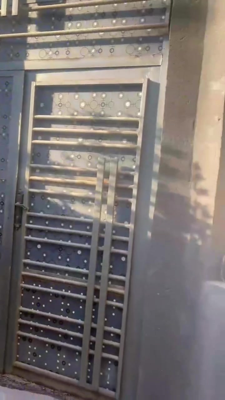 بيت للبيع  🏠مساحته 100متر مربع ✅

طابو زراعي سند 25✅

يحتوي على غرفتين نوم وكنيدور واستقبال ومطبخ وصحيات✅ 

الموقع  🌏شارع اليربط بين شارع 80وشارع100 مقابيل الملعب الخماسي  ✅

الاستفسار الإتصال بالرقم  ‎***********متوفر واتساب ✅

