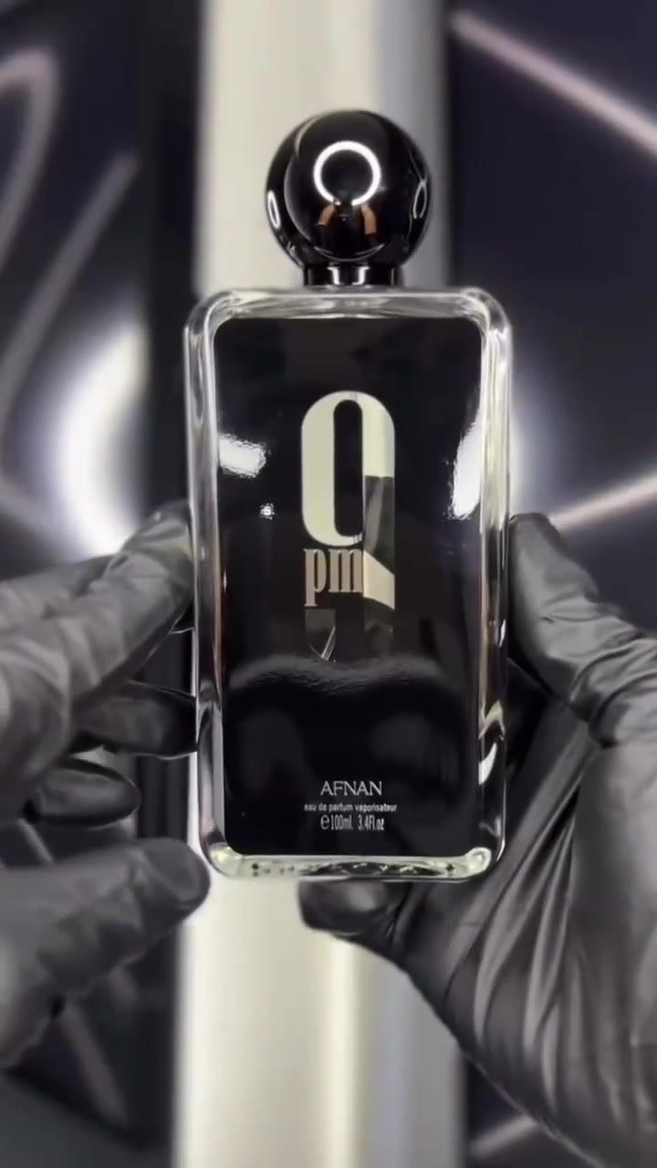✨🖤 عطر أفنان 9 مساءً (Afnan 9 PM) 🖤✨

🌙 عطر شرقي فاخر للرجال، تم إطلاقه عام 2020، ويتميز بثبات وفوحان رائعين 😍🔥

🌸 الهرم العطري والمكونات:

🍏 المقدمة: مزيج منعش وحلو يجمع بين التفاح 🍎، القرفة 🤎، الخزامي البري 🌿، والبرغموت 🍋

🌺 القلب: نوتات زهرية ناعمة من زهر البرتقال 🍊 وزنبق الوادي 🌸

🔥 القاعدة: لمسة دافئة وجذابة من الفانيليا 🤍، حبوب التونكا ✨، العنبر 🧡 والباتشولي 🌿

💯 عطر أنيق، جذاب ومناسب للرجال اللي يحبون الروائح الحلوة والدافئة 😍🖤

السعر 12 الاف
🚘يوجد خدمة توصيل لجميع محافظات العراق ٤ الاف🚘