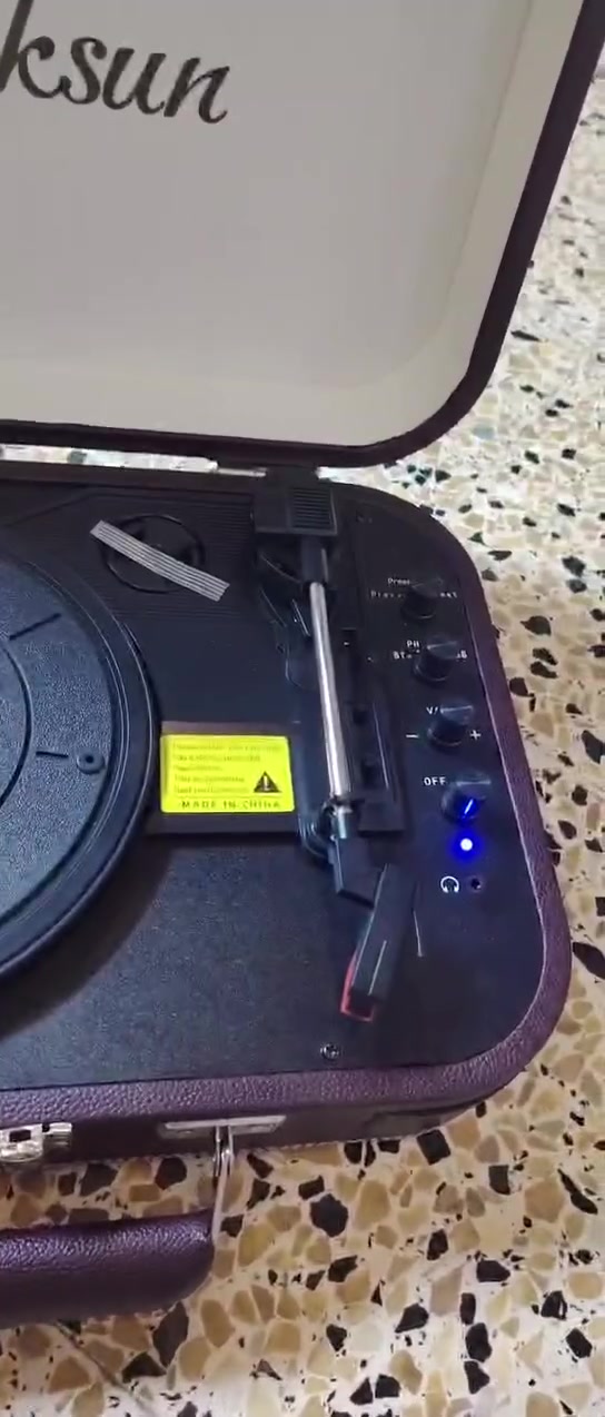 من رخصة الادمن 
السلام عليكم 
جهاز  گرامافون/مشغل أسطوانات VOKSUN بشكل حقيبة.
مميزات :
1.🎵 تشغيل أسطوانات الفينيل LP/EP/Single
2.🔊 سماعات مدمجة بالجهاز
3.🎧 مخرج سماعات 3.5mm.
4.🔌 يعمل بالكهرباء
5.💼 تصميم حقيبة محمولة وسهل النقل
6.تحكم بمستوى الصوت و تحكم بسرعات دوران الأسطوانة
7.مناسب للأسطوانات القديمة والحديثة
8.🧳 تصميم أنيق بطابع كلاسيكي و🔒 غطاء قابل للإغلاق لحماية الجهاز
⚖️ خفيف ومناسب للبيت أو الاستخدام كقطعة ديكور
واتساب ***********
جديد ويه كارتونه شرط 
السعر 75وبيه مجال 
يوجد توصيل لجميع محافظات العراق
