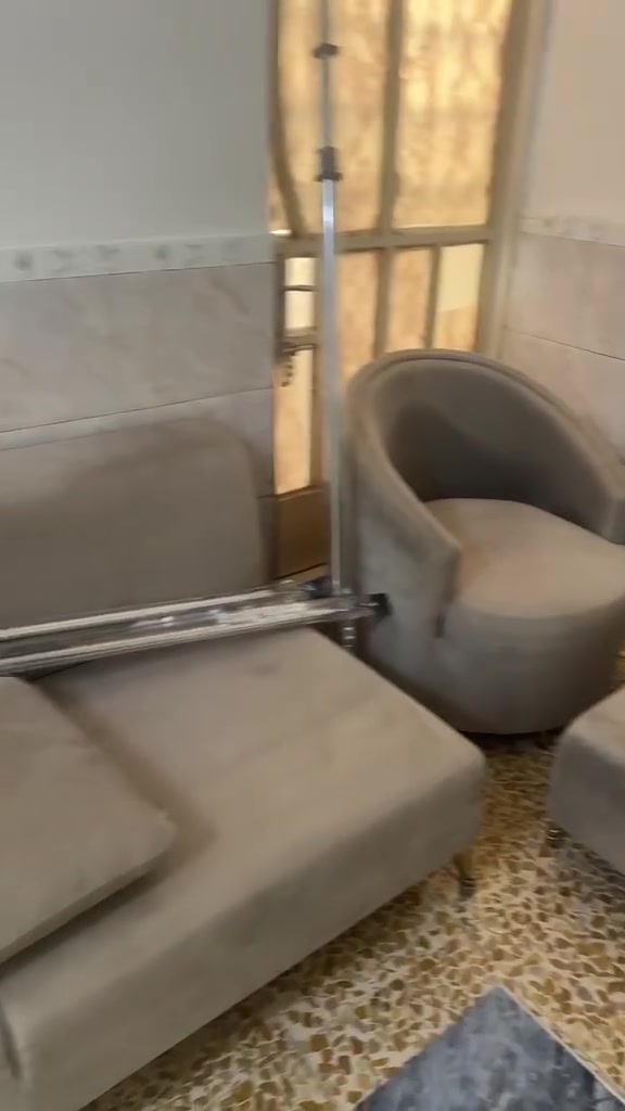 السلام عليكم ديوان للبيع بسعر مناسب 
سبب البيع لضيق المكان 
***********
