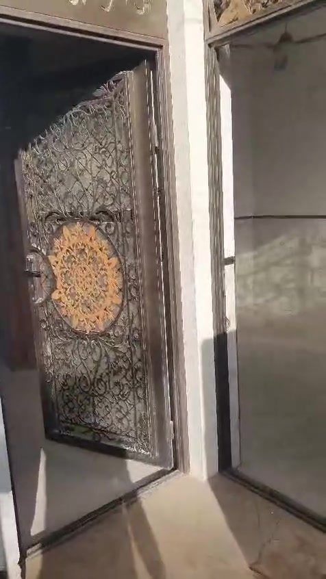 سلام عليكم 

للاجار مشتمل 50 متر طابقين غرفتين نوم وستقبال ومطبخ وخدمات اجار 700 الطعمه بضهر مدرسه الامال 

ستفسار *********** واتساب
