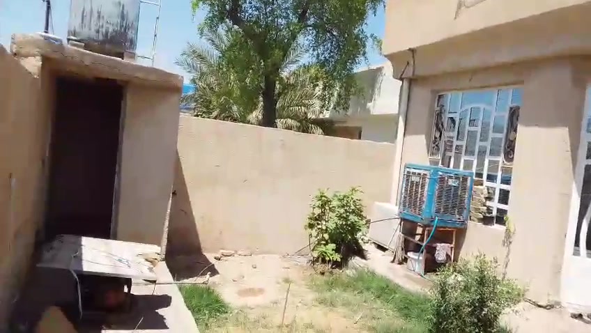 السلام عليكم دار للبيع في منطقة حي الكراد مقابيل سيف سعد خدمات كاملة مدارس قريبة كلشي متوفر طابو صرف 250 متر 
ابيع واقع حال تجي وتشوف السعر 58 وبي مجال بل خدمة متواجد واتساب وهاتف ***********
غرفتين وطرمة امامية وخلفية وحديقة امامية وخلفية ومخزن بل ترك وهول و استقبال ومطبخ كبار صحيات داخلية خارجية ممشة بصف البيت طويل
