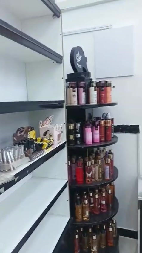 تجهيز صالون كامل للبيع ما ناقصه شي والباب والقاطع من ضمن تجهيز اي شي بالمقطع من ضمن البيع وكولشي جديد ونظيف السعر ٤ ملاين وبي مجــال 

***********تتواصلو
