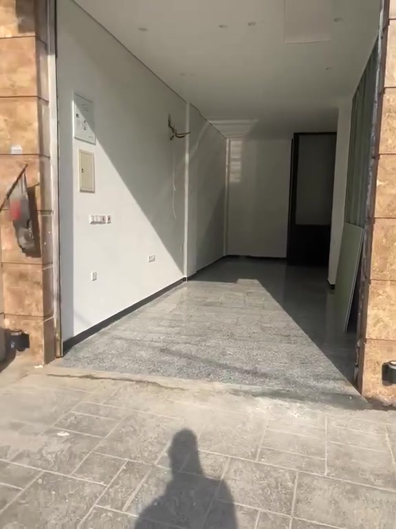الكرادة • محلات فارغة • واجهات رصيف