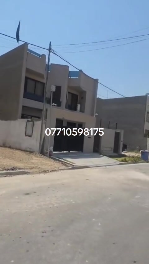 قطعه٢٠٠م للبيع واجه ١٠ نزال ٢٠ بموقع مميز على شارع ٣٠م وجزره وسطيه الموقع حي الجهاد الأمن الوطني الشارع النافذ على شارع ٤٠م المؤدي إلى حي الحسين للاستفسار *********** الياس للعقار اكتب رقم واحد يصلك السعر 💸💰
