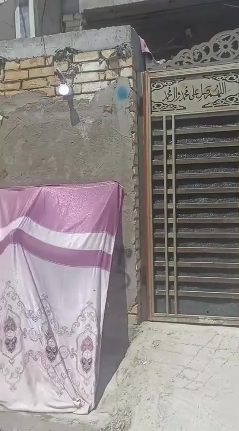 سلام عليكم بيت البيع مساحه 75م
بيت رفت وبناء طابوك بيت جديد هستوه كامل بناء حديث 
اول فرع من تعبر السيطره فرع رياض المضمد كامل من جميع الخدمات 
سعر 50 وبي مجال 
***********
