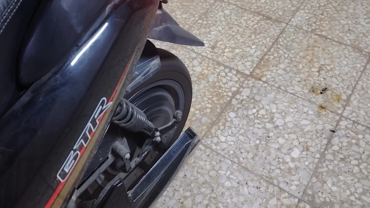 دراجه NMXشحن للبيع صارلي اقل من سنه مشتريهه
مواصفاتها
الملف 3000
. ماشيه : 2363 كيلومتراً
. سرعته :95 كيلو بالساعه
. بيه مثبت سرعه
. تمشي بالشحنه الوحده بين 50_70  كيلو على حسب الوزن والسرعه 
. الرجوع للخلف
. البطاريه: ايون ليثيوم  50 امبير   72 فولت  من افضل البطاريات
. درع حمايه للدراجه من الصدمات 

ملاحضاتها:
. سماعات مابيهه
الدراجه مو وتر بروف   
بيه نقوصات قليله الجامه مالته مكسوره لازم تتبدل
. اكو كسر بسيط بالجاملغ الخلفي للدراجه
قبل فتره صار اكو قطع بالبطاريه وصلحته 
ملحقاتها :  يجي وياها صندوك خلفي + خوذه للون اسود الخوذه بيهه شخوط قليله

سبب البيع عدم التفرغ + الدراجه ما ماشي بيهه هواي  اخت الجديده  

وكل الملاحضات موضحه بالصور

الرقم للتواصل :***********
