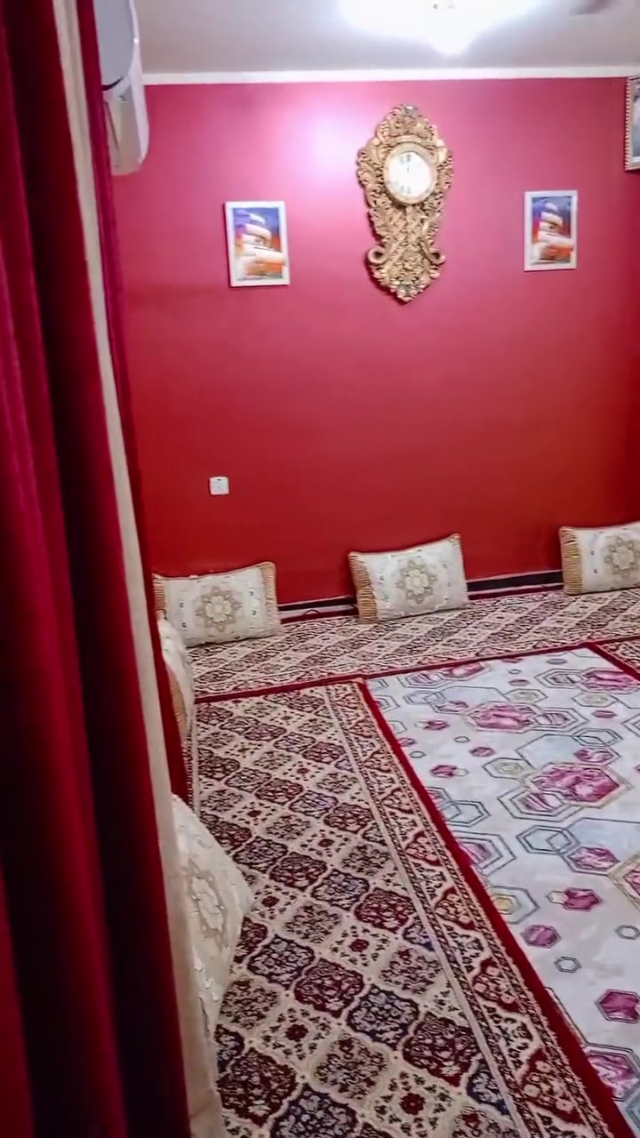 ياالله بسم لله..... بيت للبيع....
المساحه 120 طابو صرف
يتكون من غرف نوم عدد 2
استقبال.. وصاله... ومطبخ... ومنور .وصحيات..
السطح اشتايگر وستاره 2متر.. اعگاده.كلش نضيف 
المكان تضحيه شارع الملعب ماقابيل دائرة الاملاك سابقآ.... البيت خلفي الدربونه 150سم
ملاحضة البيت يتجر ع الطلاب الجامعة الوطنية اذا تريد انته 
الاتصال على الرقم *********** وتساب
