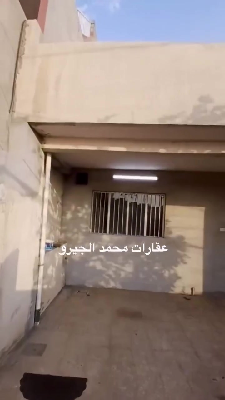 مكتب محمد الجيرو للعقارات والمقاولات 🏗️👷🏻‍♂️
#للبيع #للبيع 
بيت للبيع تقاطع القاهره  قرب مطعم العلاف تجاري 
مساجه ٢٠٠ متر 
الواجهة ١٠ متر 
العمق ٢٠ متر 
يتكون الدار من كراج+ استقبال+ مطبخ+ هول +غرفتين +صحيات 
+ بيتونه + مناور بصفحه البيت 

للاستفسار / مراجعة مكتب محمد الجيرو  أو ⬇️
 المراسله ع الواتساب اوالاتصال على الأرقام التالية 
📱***********
📱***********
🛑علما أن مكتبنا يحتوي على (👷مهندس استشاري للبناء والمقاولات/⚖️محامي مختص في ترويج وتعقيب المعاملات) لاتمام اعمالكم علي يد المختصين بها . 
انسب الاسعار.
📍الفرع الاول للمكتب شارع المصارف مقابل مجمع الصفا الطبي
📍الفرع الثاني زيونه مقابل مول زيونه #البناء_والتطوير  #عقارات_الموصل #بناء_بيوت
