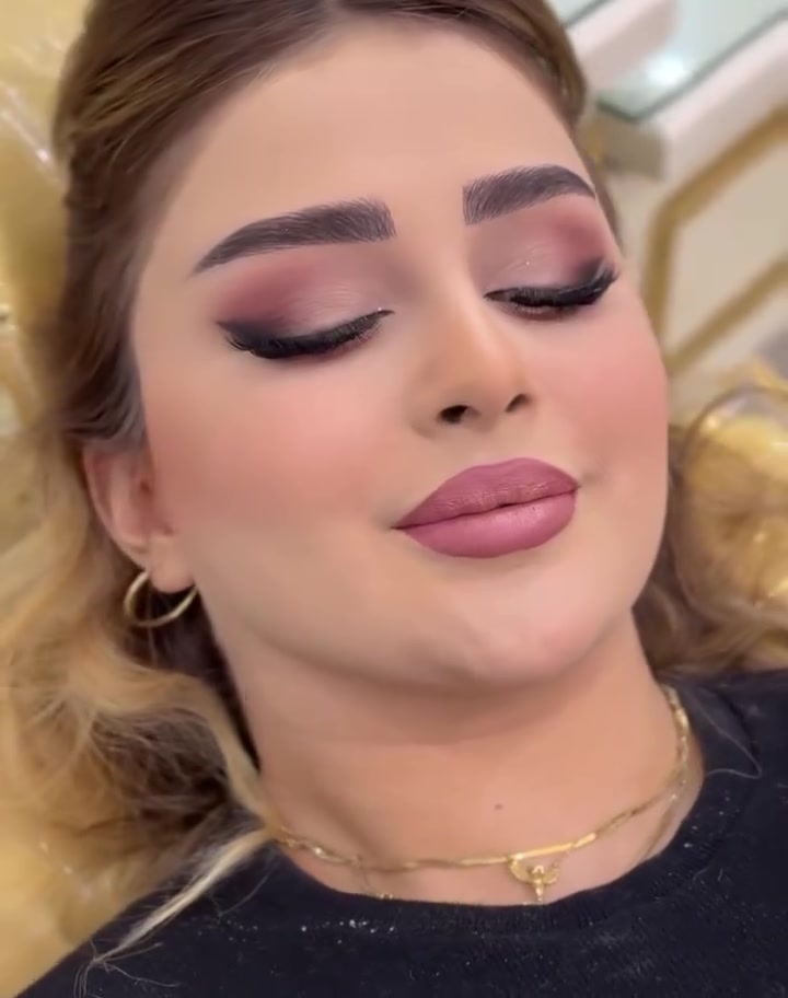 ✨ عــرض العــرايــس رجــع إلكــم ✨
والحجز لفترة محدودة فقط 🤍
👰🏻‍♀️ عروس يوم واحد — 300 ألف فقط
يشمل: 💄 مكياج
💇🏻‍♀️ تسريحة
👁️ رموش + عدسات
✨ حفافه
🧖🏻‍♀️ تنظيف بشرة
💅🏻 تركيب أظافر
🤍 بودرة جسم
👰🏻‍♀️ عروس بدون إضافات — 250 ألف فقط
🌸 عروض المدعوات:
💄 مكياج فخم — 35 ألف
💄 مكياج بسيط — 25 ألف
💇🏻‍♀️ تسريحة شعر طويل — 30 ألف
💇🏻‍♀️ تسريحة شعر متوسط — 25 ألف
🎓 مكياج مناقشة / تخرج — 50 ألف
🎁 الرموش مجاناً
👭 وإذا كنتن مجموعة، إلكم خصم خاص 🤍
📍 العنوان: حي الجزائر، شارع الخدمي، مقابيل ريف دمشق، مجاور مجمع الكوخ العائلي
📞 للحجز والاستفسار: ***********
✨ الأماكن محدودة، احجزي موعدج من هسه وخلي طلّتج علينا غير ✨
