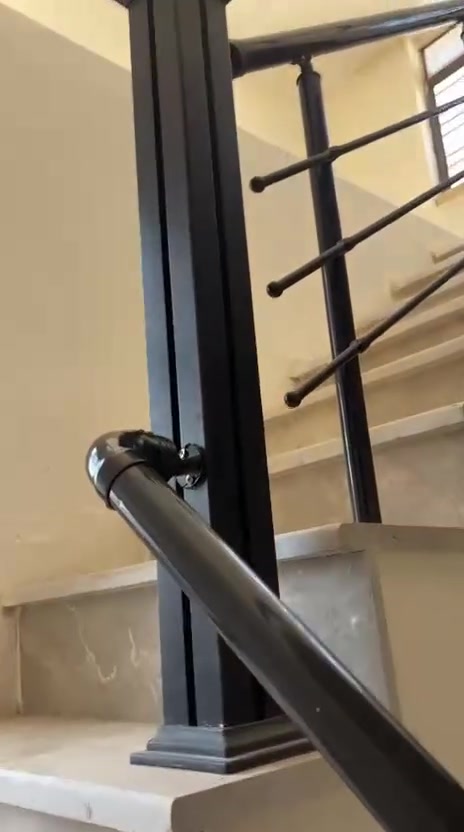 للايجار
شقة للايجار طابق ثاني من منزل مع مدخل ودرج خارجي منفصل ، مثل ما موضح بالفيديوهات الشقة تتكون من صالة وغرفتين.
موقع الشقة على خدمي شارع المطار في حي الاطباء. 
مطلوب عائلة صغيرة فقط.
للتواصل على الرقم فقط : ***********
