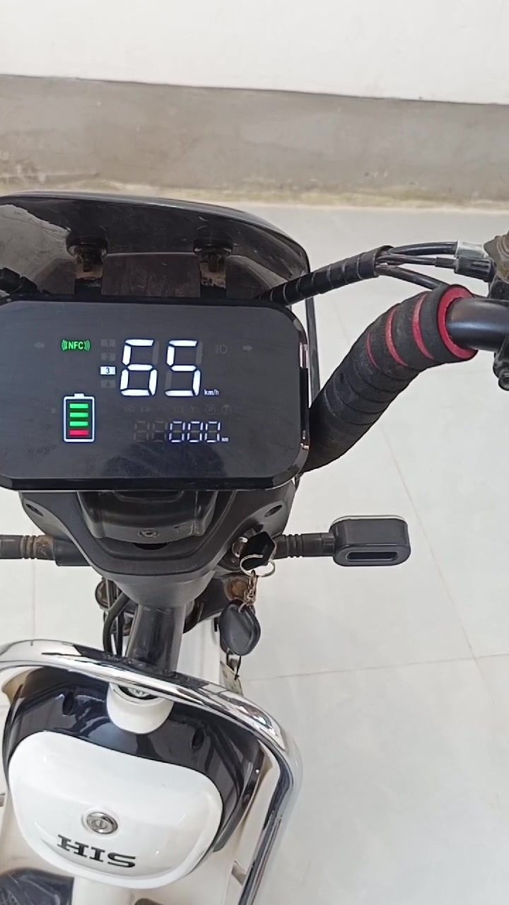 دراجة شحن حجم 20  
بطاريات جديدة عقل جديد 
الكهربائيات كلهة شغالة 
نقص دواسة البايدر اليمين والمرايات فقط 
سويچ2 بصمة 2 كرت 2 
كلشي ما بيه نظيف وشغال وكل المواصفات موجودة بالصور المعروضة 
السعر 500 ألف وبيه مجال للشراي
: 
HIS حجم 20
وين موقعك بالعراق حتى أضيفه بالإعلان؟ المدينة/المنطقة.: 
محافظة صلاح الدين قضاء بلد 
البطاريات الجديدة شكد مداها تقريباً بالشحنة تقريباً 20 كم
أو أكثر 