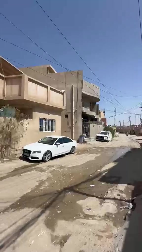 بيت الايجار طابق ونص 100متر غرفتين وصالتين وتستقبال وصحيات طريق البوبيات ثالث بيت عن الشارع التجاري قريب من كل الخدمات اجاره 350قفل ***********
