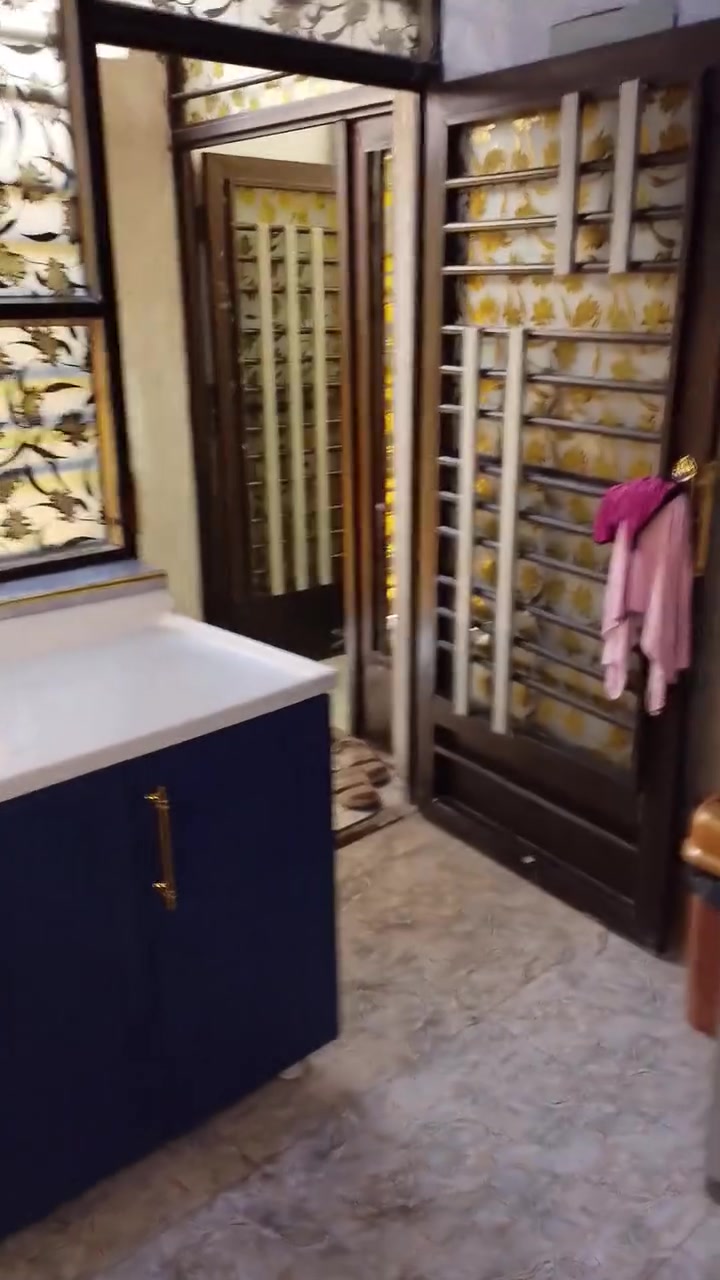 بيت للبيع عنوانه بين شارع أبو طالب وشارع الشبانات قرب صيدليه جبل الصبر البيت مدخلين واجها 8متر البيت مساحه الارض 60متر شارع 10متر خدمات فول يحتوي على ستقبال مطبخ 2غرف صاله صحيات 3 بناء طابوق درجه اولى طابقين سند 25قرا محكمه الاستفسار اتصل ***********  /***********
