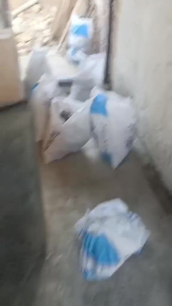 السلام عليكم شباب اي احد يحتاج ينظف بيته من الأنقاض وتنظيف الكاشي والسيراميك من البقع والدهون وغسله بالكامل أو يحتاج يصعد مواد بناء كافة خل يتواصل وياي وبأسعار مناسبة ***********
