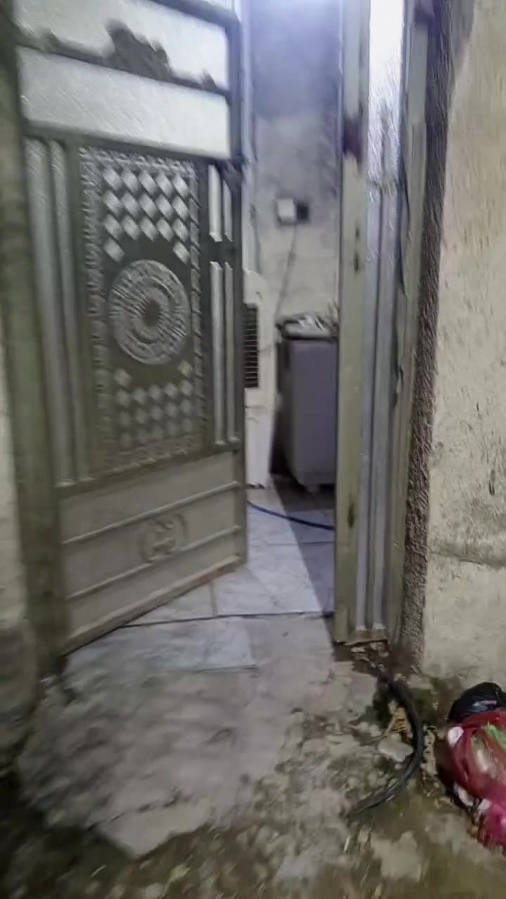اسلام عليكم. بيت 50  متر واجهه 4 اله ربع نزال 13. بيت نضيف بي غرفه وصاله واستقبال مرتب لاستكشافات ال 100 قريب ع تبليط السعر 28 بي مجال للشراي ***********
