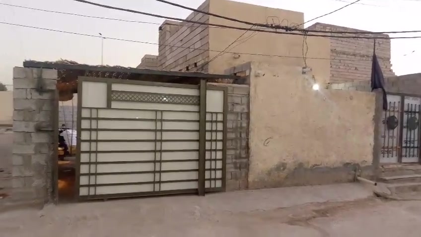 بسم الله الرحمن الرحيم 
سلام عليكم ورحمه الله وبركاته 
دار سكن للبيع مساحه 200متر مساحة البناء 120متر وباقي كراج سياره 
بناء بلوك الأساس طابوق السقف عكاده 
غرفه نوم صاله مطبخ استقبال تخاريج داخليه و خارجيه 
الدار جاهز من تشاريف السطح تطبيق فرشي 
داخل الدار كاشي سيراميك كهرباء ماء 
عنوان الدار النجف الاشرف الكوفة البراكيه وره جامع الخزاعل قرب دور الأيتام 
للاستفسار الاتصال على الرقم *********** ابو يوسف
السعر 25 مليون مع المجال للمشتري الجاد
