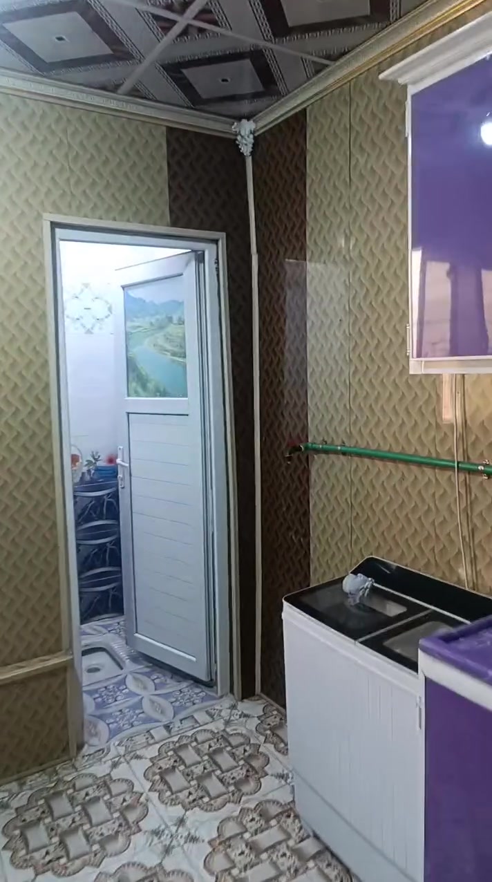 200متر ركن على ساحه حديقه الساحه طابقين طابو بسمي في حي الشهداء  موقع راقي قريب على 4مدارس بتداىيه متوسطة عداديه. من البيت الكل مدرسه دقيقتين مشي  الطابق الاول. غرفتين مطبخ صحيات داخليه وخارجيه. استقبال كلدور صاله.   الطابق الثاني.  3غرف مطبخ صحيات كلدور كبير مخزن. دراج للشار ع.  ودراج. الداخل.  سعر 235 مليون بي مجال.  ***********

