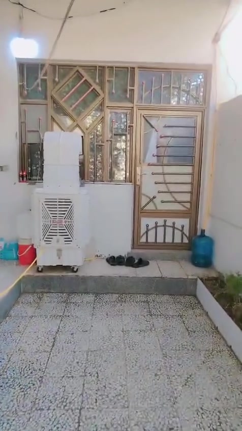 بيت في حي الرحمة ثاني بيت عن شارع 20 بفرع فرحان اليعقوبي ابو النت
المساحة 105 متر 
يتكون من استقبال 7x3
صالة 6x4
غرفه 4x3.5
طارمة 6x4
حمام خارجي
حمام داخلي
البناء طابوق 
السقف والاساس صب 
الارضية كاشي جلي موقعي
سيراميك هزارة 130
الحدادية تسكام 
الطابق الثاني هيكل واصل للسقف
السعر 80 وبي مجال
للاستفسار الاتصال***********
