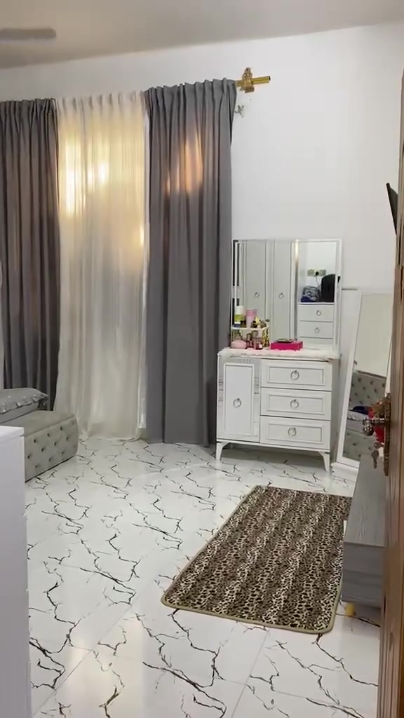 بيت للبيع في منطقة بغداد البيت يتكون من حديقة المساحة الكلية 350 متر
من يرغب بالشراء الاتصال عل الارقام التالية
***********
***********
