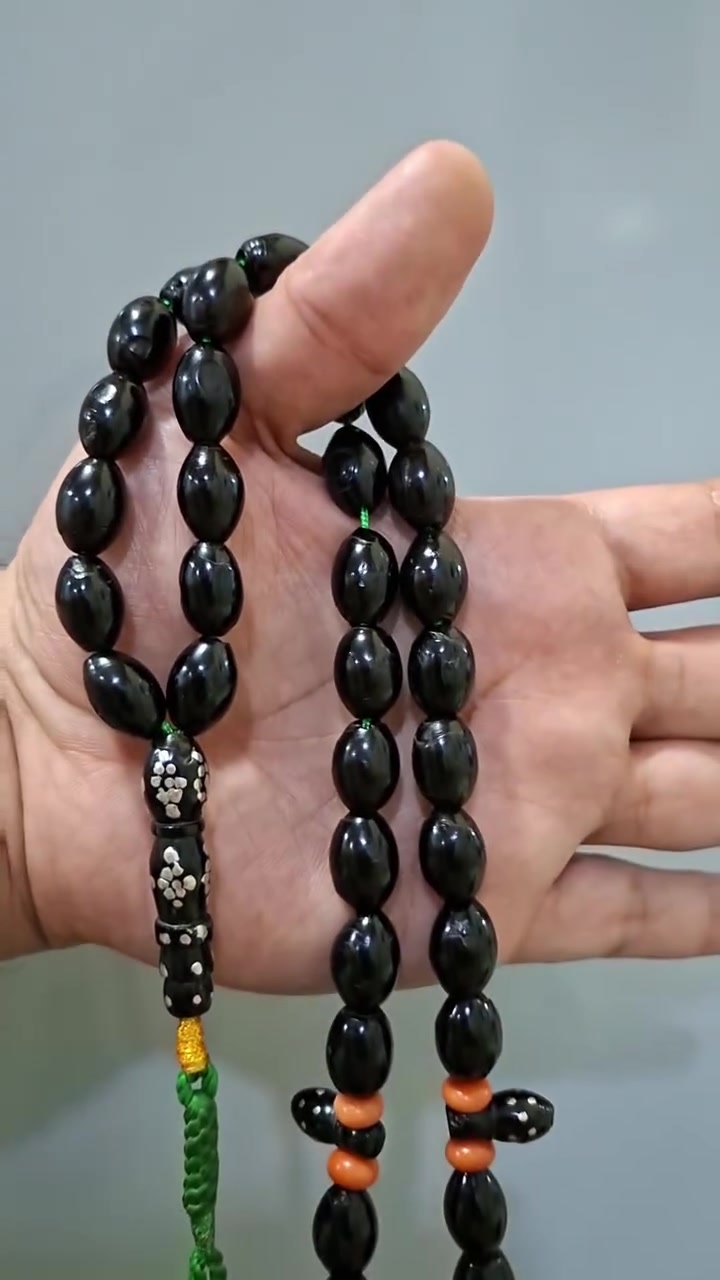 يا الله … 🤲
يسر حجازي قديم انتيك… 📿💯
لبه ساده 43 خرزه نضافه تامه… 
فواصل مرجان… وزن صافي السبحه 58 غرام… 

ملاحظة ابيع شرط يسر حجازي قديم خلاف الكلام ترجع 

الشراي فقط يتواصل خاص ... 
ما راوس بيع فقط احبتي الغالين ...

 تواصل واتساب او على رقم ***********..
يوجد توصيل كافه محافظات العراق. 🚛...
