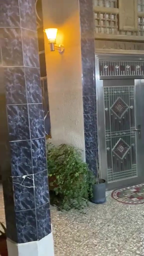 السلام عليكم بيت للبيع 150متر 
واجهه سبعه ونص  ونزال 20 
يحتوي البيت على 5 غرف نوم وصاله  واستقبال ومطبخ وخدمات
العنوان المعلمين_الرئاسه قرب افران عراقنا
للاستفسار اتصل ***********
