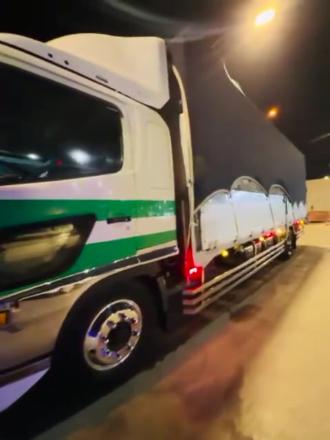 السلام عليكم
هينو شيطان موديل 2021 شاصي عريض محسن 
طول ٧ وربع بلادي مكينه 80 عادي عدا سكليتر كهربائي 
تخم تاير 19 ونص ويلاه كروم رقم بصرة سياره جاهزه 
رقم صاحب السياره ***********

السعر السياره 290 ورقه
