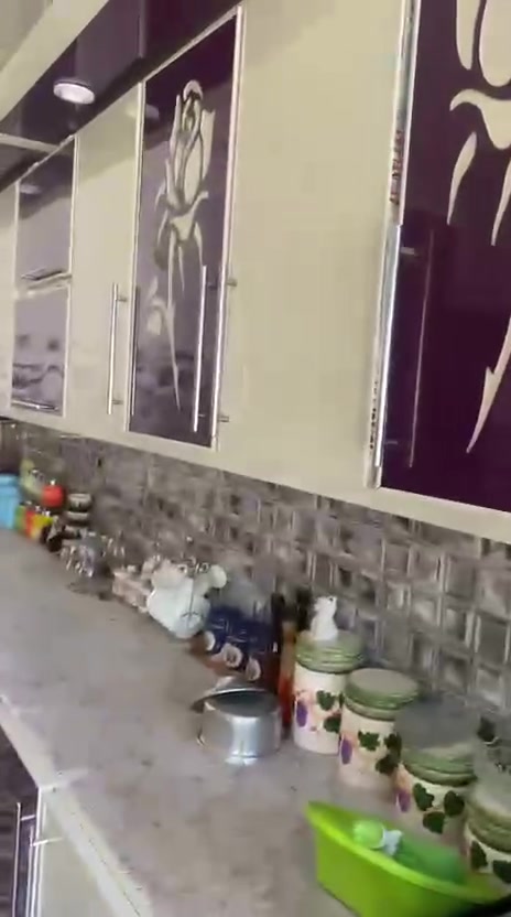 سلام عليكم عقار للبيع مساحه 418 متر طابقين زراعي 
يحتوي علا الطابق الول علا استقبال وا مطبخ وا صاله وا 2 غرف نوم معه صحبات داخلية وا خارجية
وا طابق الثاني يحتوي علا 2غرفه نوم وا صاله وسطح
وحديقه أمامية
عنوان تقاطع النهروان شارح المصلخ
رقم الجوال ***********
