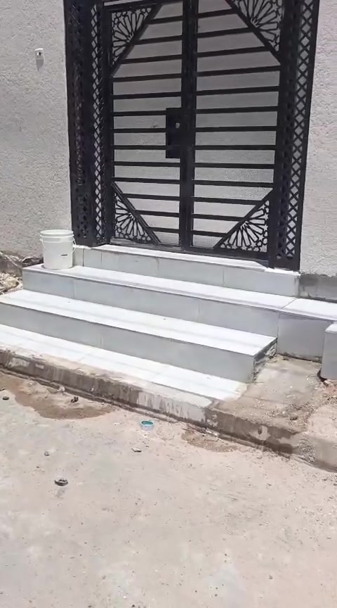دارللبيع طابق واحد  
                   ((  بس نورنا بتعليقك   )) 
 المساحه( 100) مترمربع 10×10 بناءحديث مسلح 
يسلم فارغ يتكون الدار من استقبال ومطبخ وصاله 
وغرفه نوم وصحيات ومناور 
 العنوان ميسان حي الجامعي خلف السوق   
 السعر (  155 ) مليون 
📞 للاستفسار أكثر:     ***********
          مكتب عقارات الساعدي ميسان العمارة
          (  بادرة اولاد  المرحوم حسين ضيدان  ) 
                         (  ملاحظه  ) 
المكتب  مجاز حكومياً ادخل للحساب ناشر ابيوت 
اي بيت ايعجبك او قطعه  راسلني وتدلل
أعرض عقارك عندنا ودع لنا التسويق
            عنـــوان المـكتــب ميسان  
***********     حي الجامعي مقابل السوق 
***********     حي الجامعي ودور النفط  
***********     حي الغدير والصحفين وعبجيه
***********.    حي الحسين الجديد مقابل السوق 
***********.     البتيرة الحولي مقابل الف دار 
                        ( ملاحظه  ) 
          يوجد لدينا كوادر بناء مقاولات عامه 
          يوجد لدينا كادر تفليش وهدم  البيوت
         والبنايات وقلع الاراضي ونقل الأنقاض
