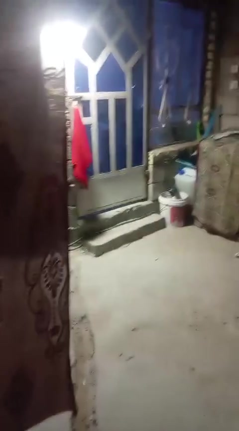 سلام عليكم عدي بيت بل تجاوز للبيع  بشارع معهد قرب منصه الصوره بيت يحتوي ع  وحمام خارجي وحمام داخلي ومطبخ وهول وغرفه نوم وترك وساحه وره رايده ب ١٥ مليون وبي مجال  رقم هاتف *********** بيت كامل جيب غراضك. وتكعد
