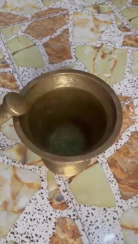 عندي هذا الهاون للبيع الي يريده يراسلني
