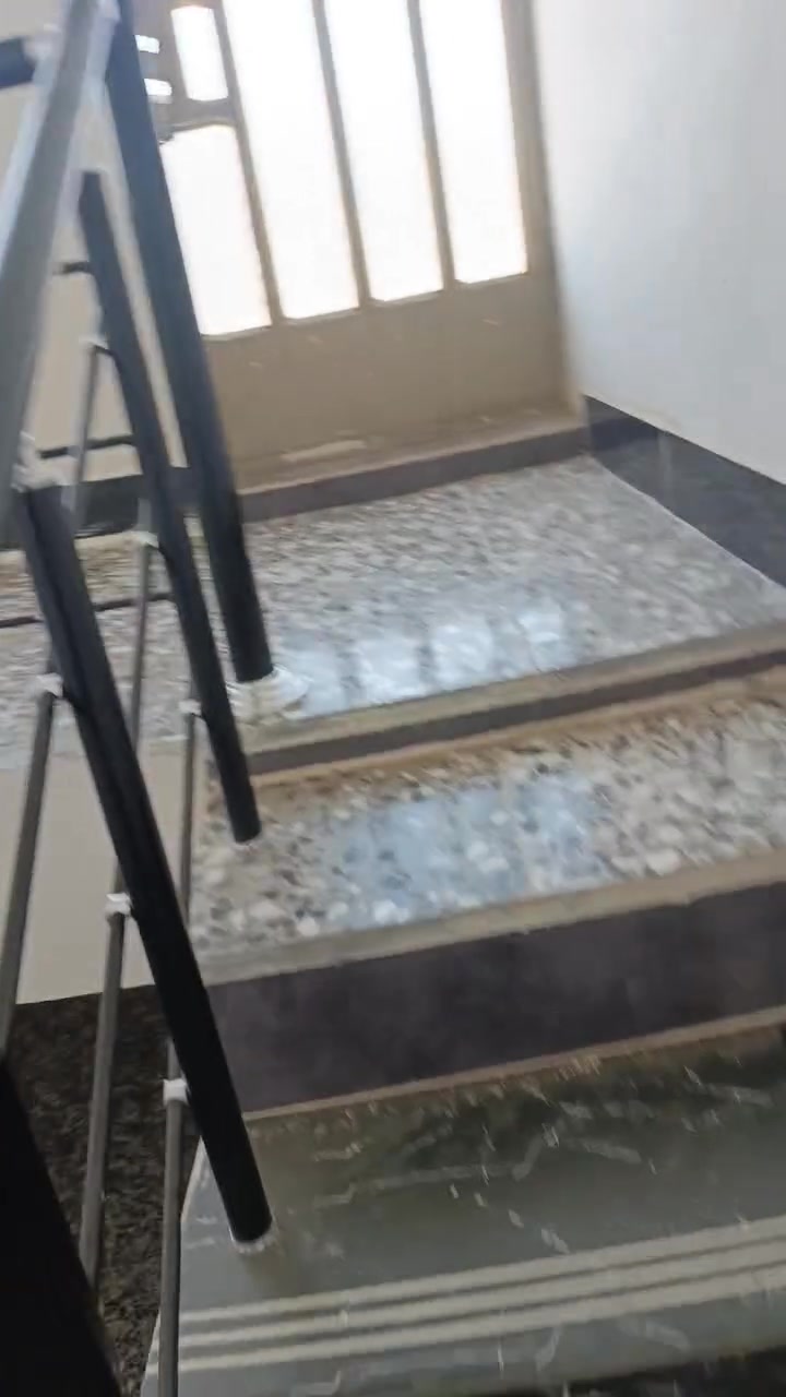 الدار للبيع مساحه 135
7x19
4غرف نوم 
بناء حديث يبعد عن السوق و الامام ٣ دقايق 
للستفسار:-***********
